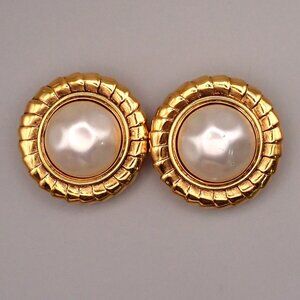 CHANEL Logo Imitation Pearl Round Button Earrings 23 Clip-On GHW Vintage